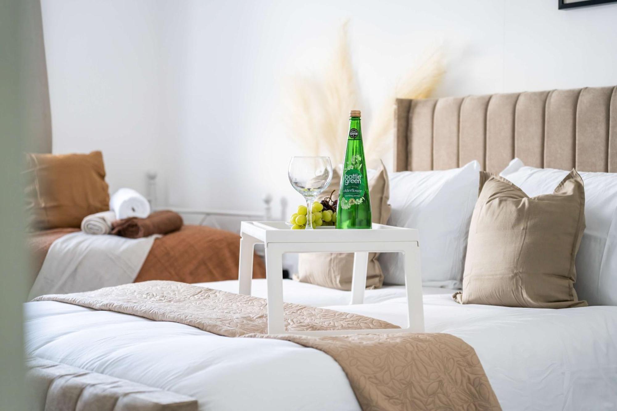Modern Apartments With Free Parking Near Heathrow Colnbrook Eksteriør billede