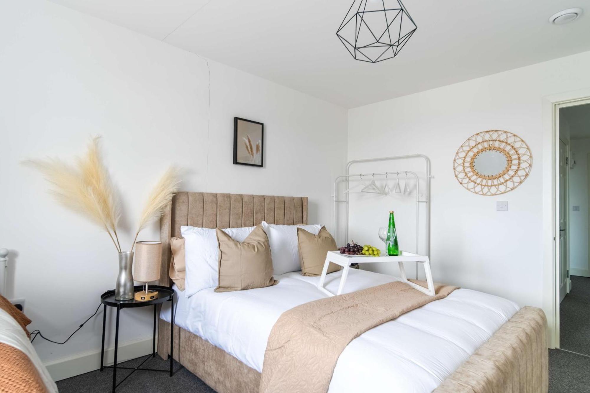 Modern Apartments With Free Parking Near Heathrow Colnbrook Eksteriør billede